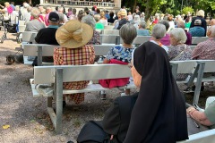 Und das war wirklich in immer größerer Zahl und begeistert vor der Bühne! Auch dank göttlichem Beistand war das ein rundum gelungener Auftritt!